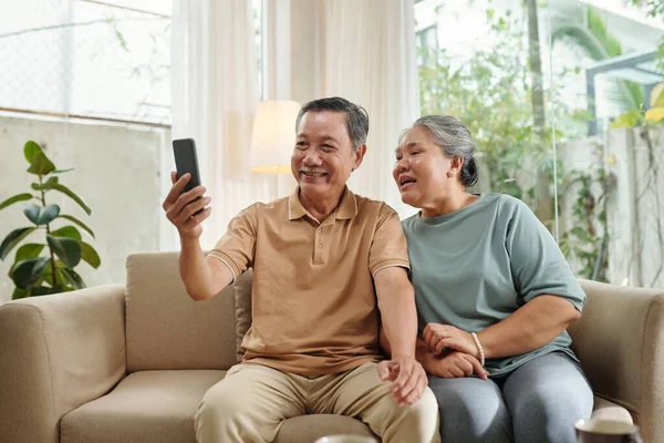 Happy Senior Couple Video Calling Grandchildren Discuss News — Stockfoto