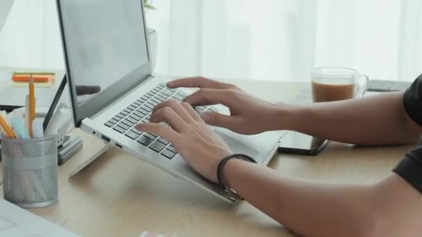 Close Shot Hands Unrecognizable Male Office Workers Typing Laptops Desk — 图库视频影像