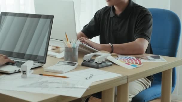Tilt Portrait Shot Young Asian Interior Designer Working Laptop Posing — 图库视频影像