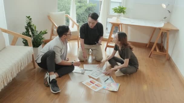 High Angle Shot Group Young Asian Interior Designers Sitting Floor — 图库视频影像