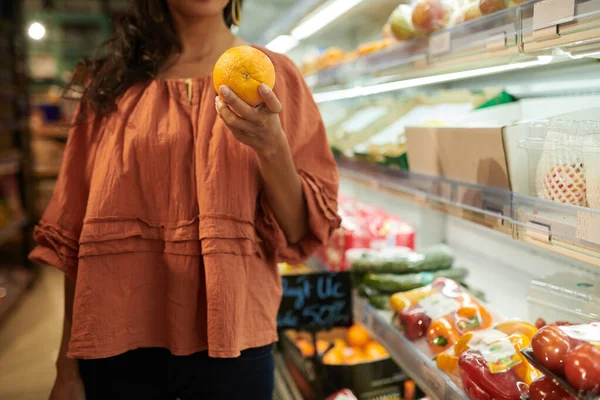 Gesneden Beeld Van Vrouwelijke Klant Die Sinaasappels Winkel Kiest — Stockfoto