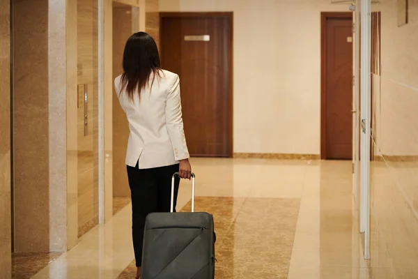 Businesswoman Standing Hotel Corriror Big Suitcase Waiting Elevator — Stock Photo, Image