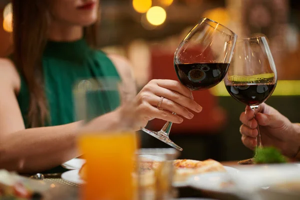 Couple Celebrating Anniversary Fancy Restaurant Toasting Wine Glasses — Stock Photo, Image