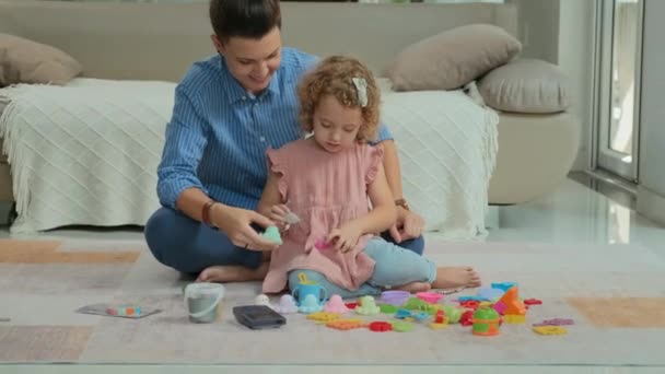 Preciosa Niña Caucásica Junto Con Mamá Jugando Con Juguetes Sentados — Vídeos de Stock
