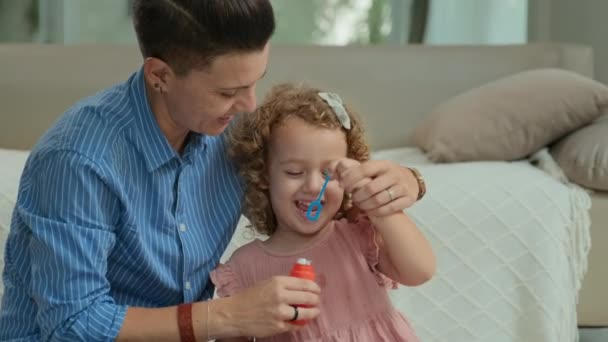 Linda Alegre Niña Ojos Azules Que Divierten Mientras Sopla Burbujas — Vídeos de Stock