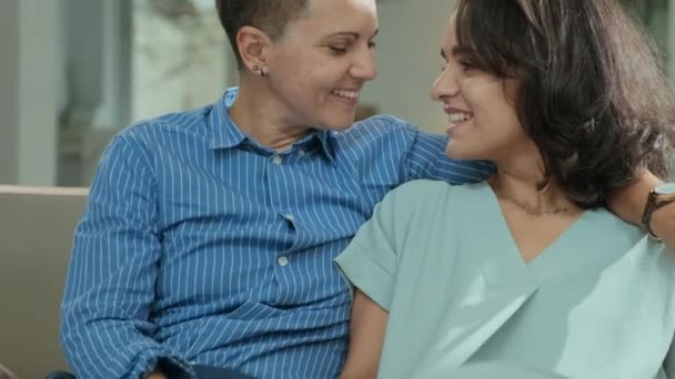Tilt Shot Young Caucasian Romantic Lesbian Couple Holding Hands Looking — Vídeo de Stock