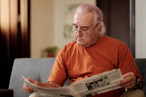 Senior Man Glasses Reading Newspaper — Photo