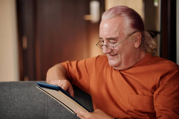 Χαμογελώντας Ανώτερος Άνθρωπος Ανάγνωση Book Ψηφιακή Ταμπλέτα — Φωτογραφία Αρχείου