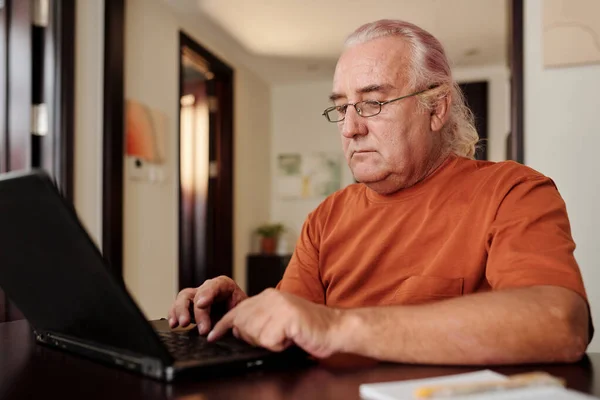 Ανώτερος Άνθρωπος Που Εργάζεται Φορητό Υπολογιστή Στο Σπίτι Απαντώντας Mail — Φωτογραφία Αρχείου