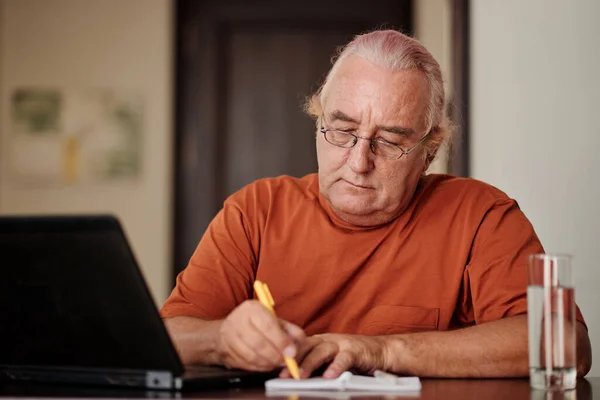 Portrait Senior Man Writing Notepad His Plans Day — Photo