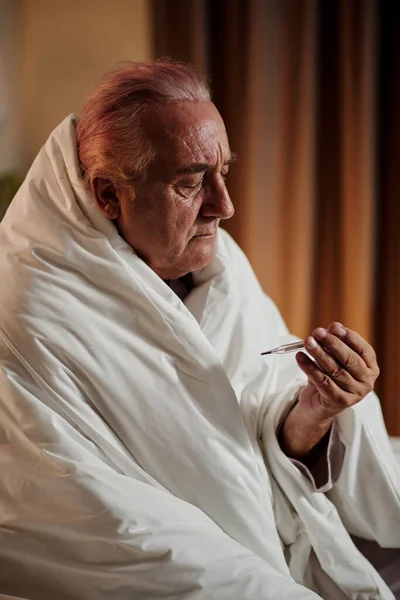 Άρρωστος Ηλικιωμένος Άνδρας Τυλιγμένος Κουβέρτα Μετρώντας Θερμοκρασία Του Σώματος — Φωτογραφία Αρχείου