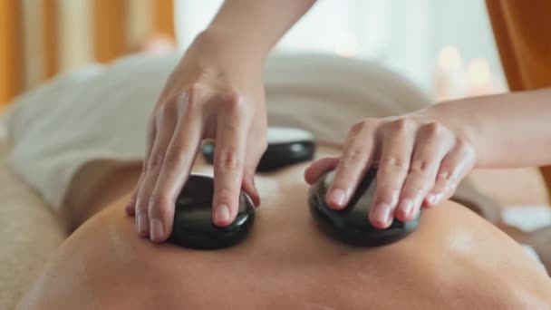 Cropped Shot Unrecognizable Masseuse Doing Hot Stone Massage Woman Spa — Wideo stockowe