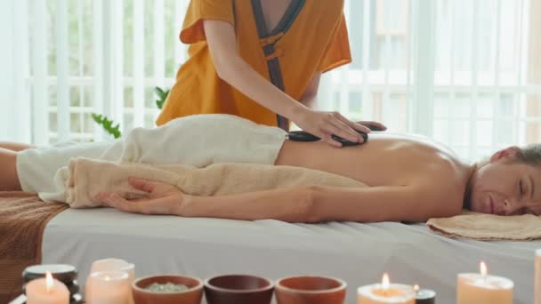 Relaxado Jovem Mulher Caucasiana Desfrutando Massagem Pedra Quente Salão Spa — Vídeo de Stock