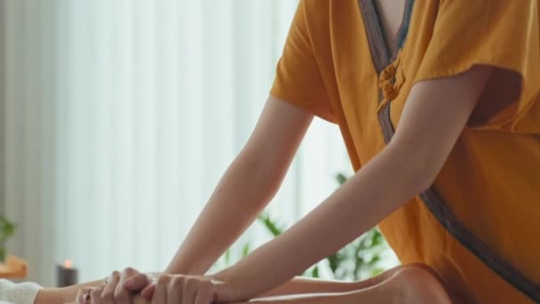 Tilt Shot Young Asian Massage Therapist Doing Relaxing Leg Massage — Stock videók