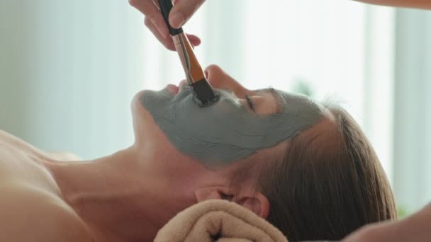 Zbliżenie Się Nierozpoznawalny Kosmetyczka Stosując Twarz Gliny Maska Kobieta Klient — Wideo stockowe