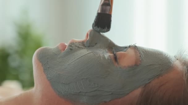 얼굴에 마스크를 아름다운 캅카스 살롱에 침대에 모습을 가까이 — 비디오