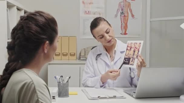 妊婦に赤ちゃんの超音波検査を行い 妊娠中に健康相談をする女性医師 — ストック動画