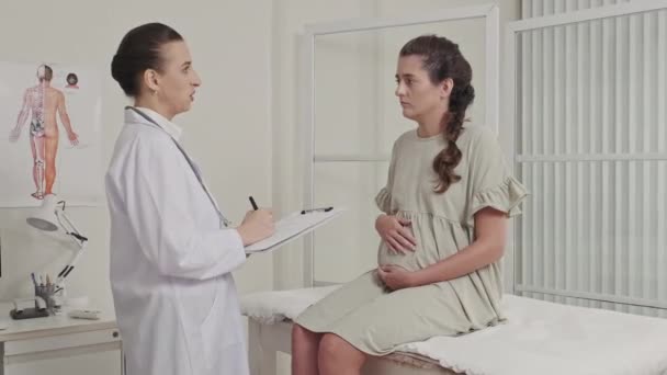 Gravid Kvinna Sitter Medicinsk Soffa Kliniken Och Lyssnar Rekommendationer Från — Stockvideo