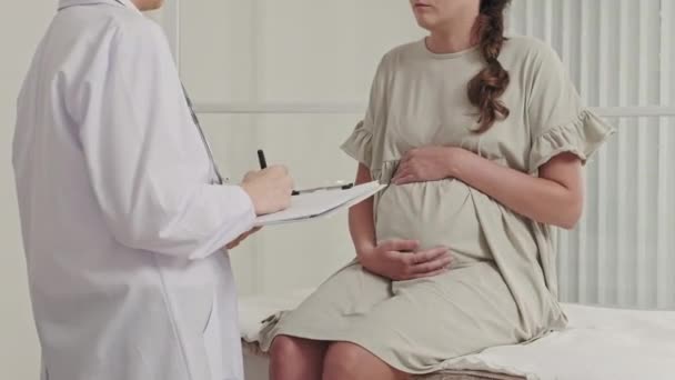 Cropped Shot Pregnant Woman Sitting Medical Couch Consultation Female Doctor — 비디오