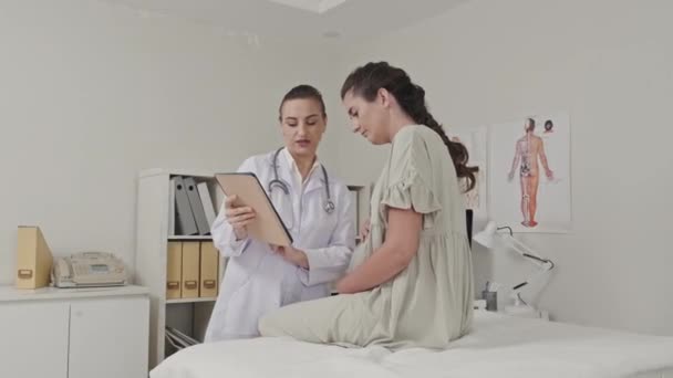 Arc Lövés Női Orvos Megvitatása Valamit Tabletta Képernyőn Terhes Során — Stock videók