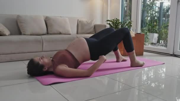 Mujer Embarazada Ropa Deportiva Practicando Pose Puente Alfombra Fitness Mientras — Vídeo de stock