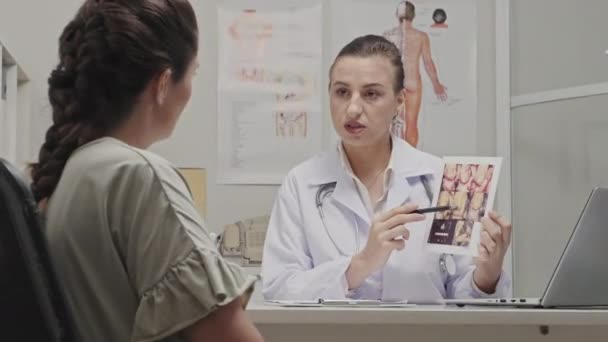 女医生进行超声波扫描 向孕妇讲述婴儿的情况 同时在诊所提供产前咨询 — 图库视频影像