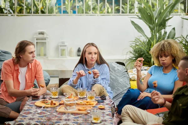 若者のグループ一緒にぶら下がっているときに軽食やビールを飲む — ストック写真