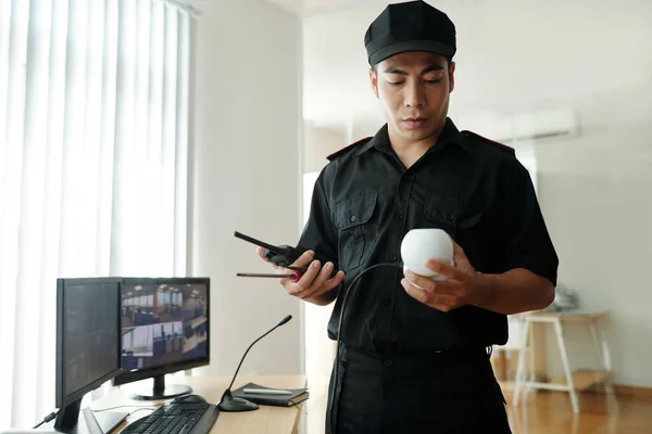 Security Officer Installing Surveillance Camera Office Bank — Stockfoto