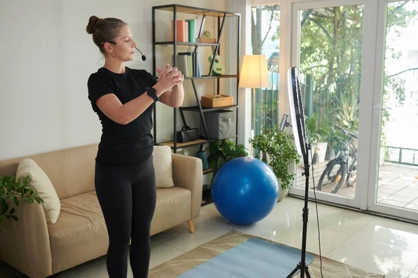 Fitness Blogger Streaming Herself Working Out Home — Stockfoto