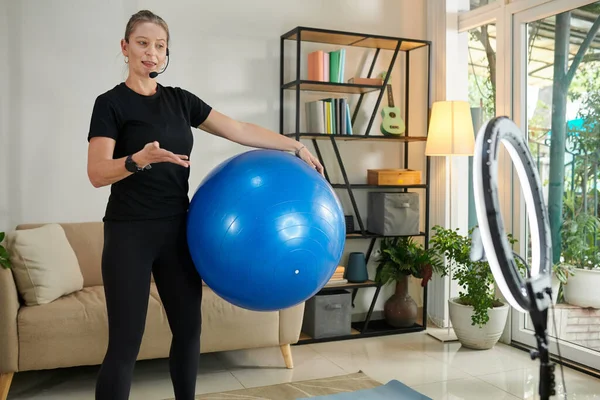 Fitness Blogger Explaining Subscribers How Exercise Fitness Ball Home — Photo