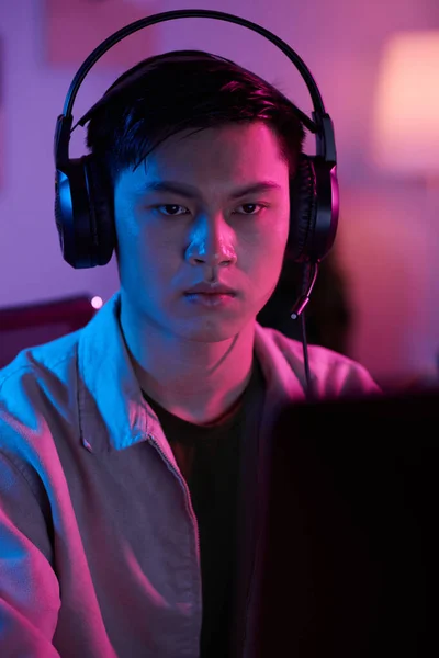 Serious Teenage Boy Wearing Headphones Playing Video Game — Foto Stock