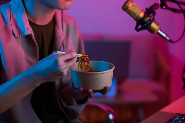 Cropped Image Videogamer Eating Noodles Filming Video His Blog — Stock Photo, Image