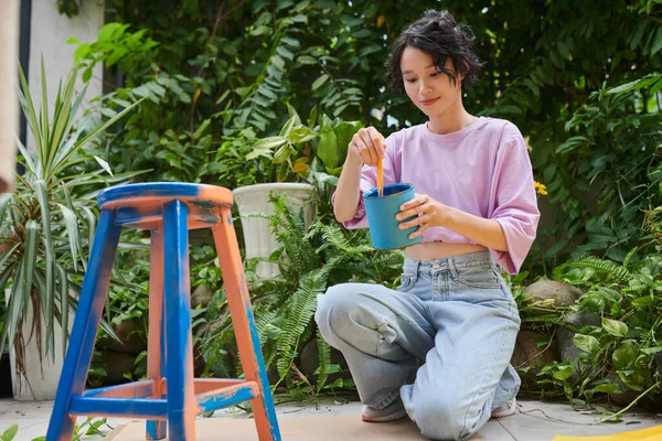 Smiling Teenage Girl Applying Blue Paint Chair — Stock fotografie