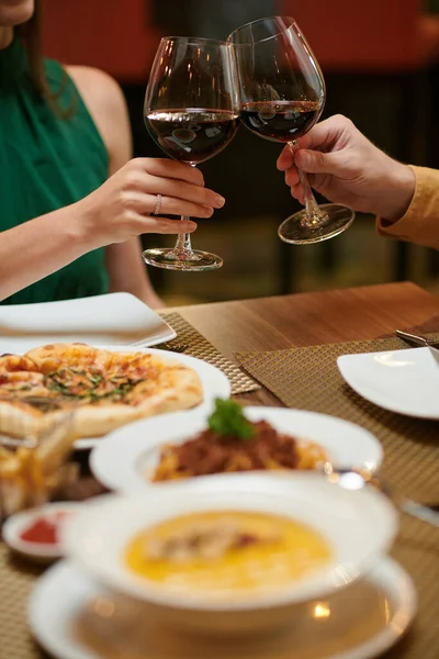 Couple Enjoying Romantic Date Restaurant Drinking Red Wine — Stock fotografie