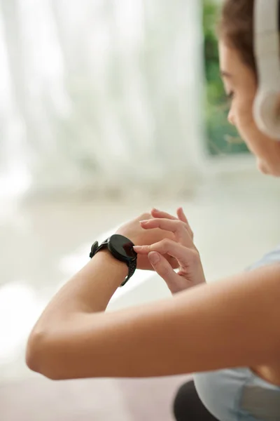 Jonge Vrouw Controleren Smartwatch Het Sporten Uit Thuis — Stockfoto