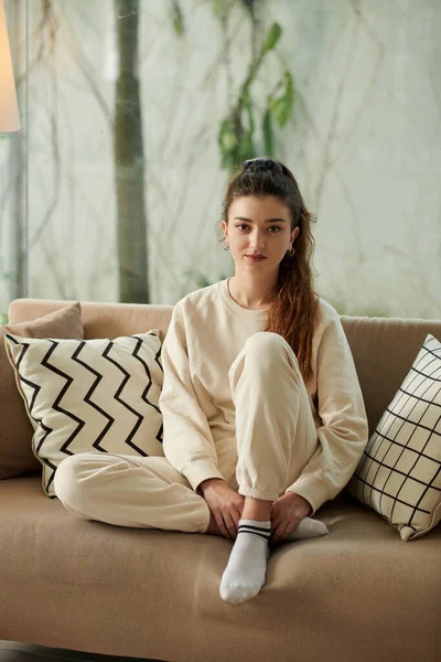 Jonge Vrouw Comfortabele Loungewear Rusten Bank Thuis — Stockfoto