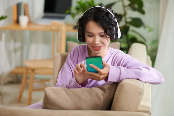 Smiling Teenage Girl Listening Trending Music Headset — Stock Photo, Image