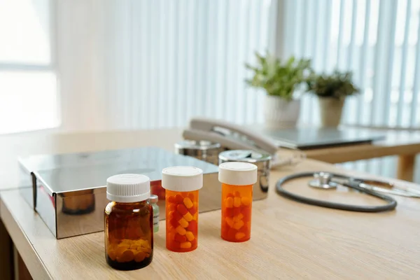 医生办公室桌子上的桌子 药丸和补充剂 — 图库照片