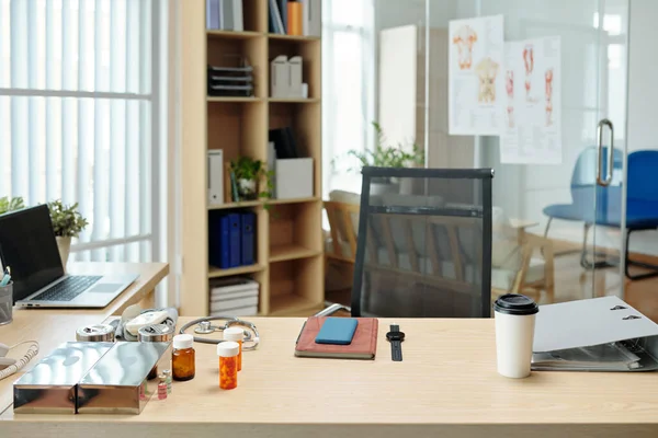 Hastane Dekanının Büro Masasında Bir Fincan Kahve Akıllı Telefon Akıllı — Stok fotoğraf