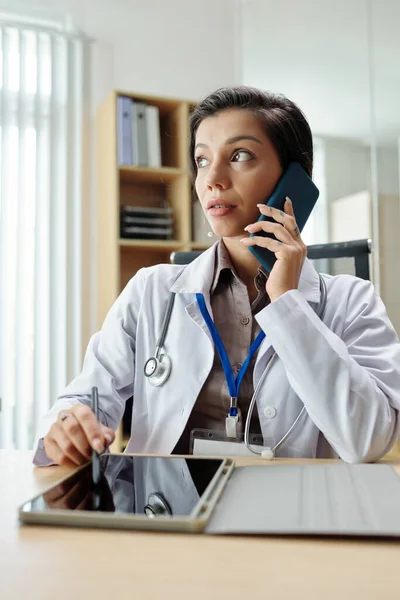 Medico Donna Che Parla Telefono Con Cliente — Foto Stock