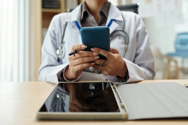 Closeup Image Female Doctor Answering Text Messages Patient — Stock Photo, Image