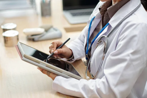 Médecin Remplissant Carte Médicale Patient Sur Tablette — Photo