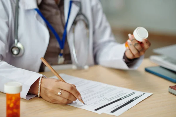 Médico General Escribiendo Prescripción Para Paciente — Foto de Stock