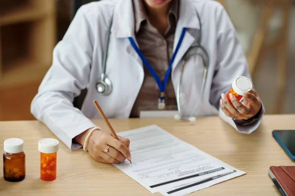 Médico Geral Que Prescreve Novo Medicamento Doente — Fotografia de Stock