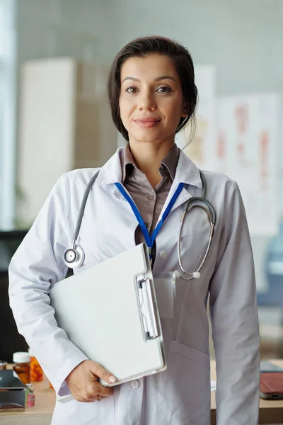 診療所に立っているクリップボードを持つ一般開業医の肖像 — ストック写真
