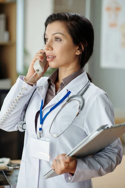 Junge Frau Arbeitet Klinik Und Telefoniert Mit Patientin — Stockfoto