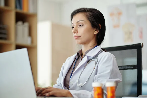 Arzt Füllt Formular Laptop Aus Wenn Rezepte Für Patienten Ausschreibt — Stockfoto