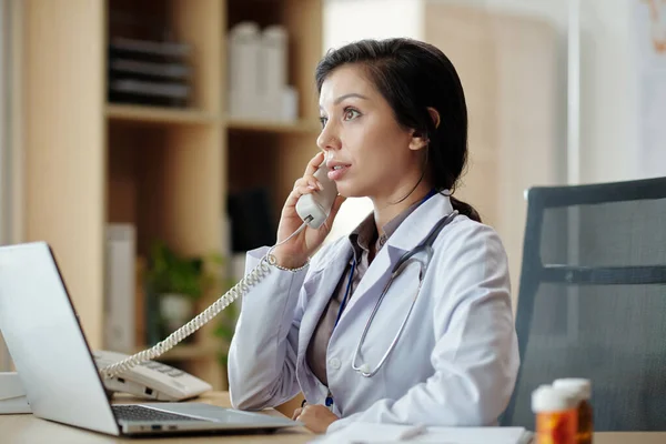 Médico Atendendo Telefonema Paciente Quando Trabalhava Mesa Escritório — Fotografia de Stock