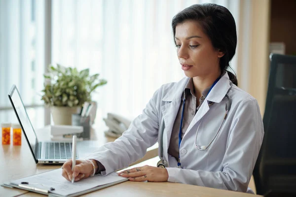 Médico Que Escreve Prescrição Depois Ter Sessão Telemedicina Com Paciente — Fotografia de Stock