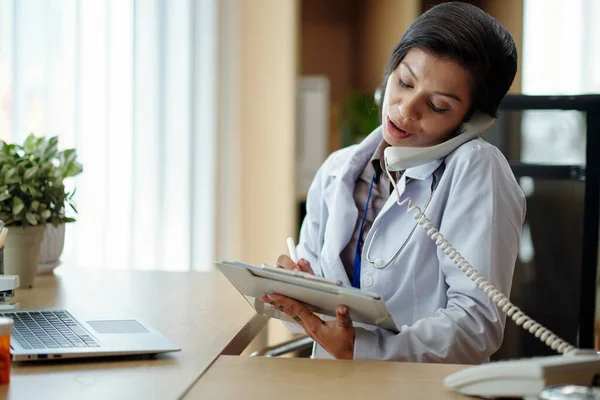 Allmänpraktiserande Läkare Talar Telefon Med Patienten Och Fylla Formuläret Urklipp — Stockfoto